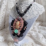 Plastron Marquise brod&eacute; perles nacr&eacute;es, cabochon r&eacute;sine, rondes obsidienne pierre de gemme, dentelle et rocailles verres